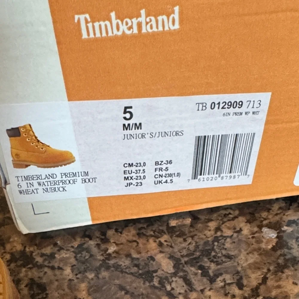 Timberland classic wheat nubuck Brown and Tan Boots 5 juniors EUC